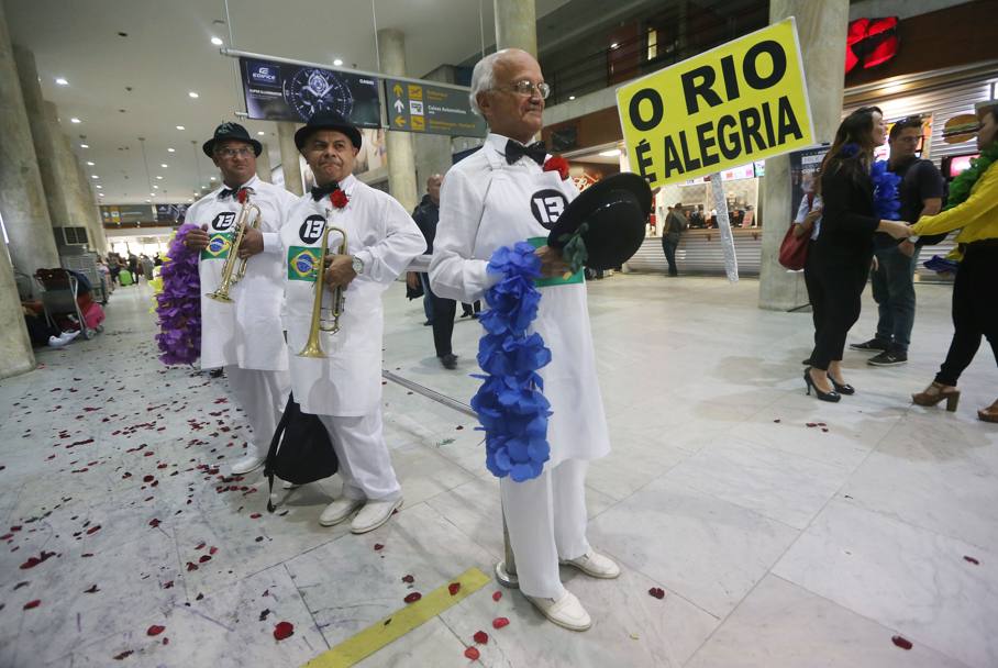 Musicisti brasiliani in costume attendono i turisti all&#39;aeroporto Santos-Dumont di Rio (Getty)